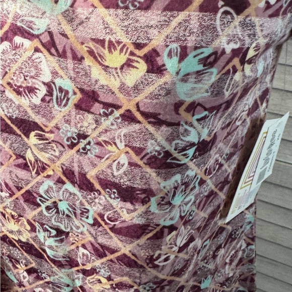 Lula Roe Stripe Tee. New with tags. Size XS. Classic Tee - Picture 2 of 4